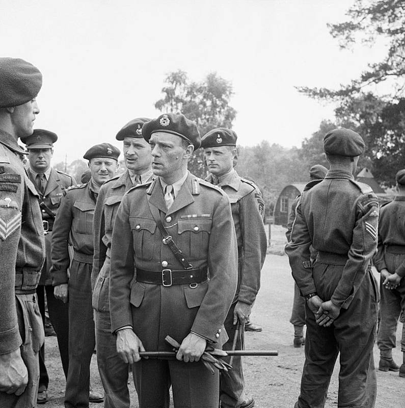 Generálmajor Sir Robert Laycock při inspekci jednotek commandos krátce před vyloděním v Normandii