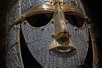 Replika masky válečníka, nalezené na nalezišti v Sutton Hoo. Tamní objevy poskytly cenné informace o kultuře Anglosasů v raném středověku.