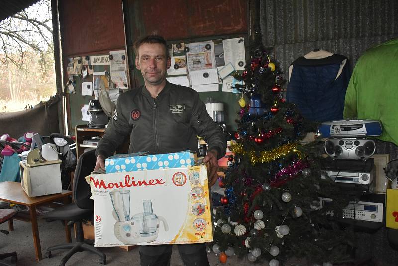 Bezdomovec František si v plechové boudě v Plzni, kde žije, na Vánoce uklidil, ozdobil stromeček a nachystal i dárky.