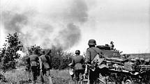 Němečtí vojáci při invazi do Sovětského svazu, pěchota postupuje za lehkým tankem