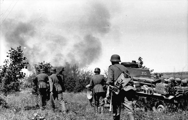 Němečtí vojáci při invazi do Sovětského svazu, pěchota postupuje za lehkým tankem