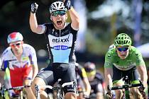 Mark Cavendish se raduje z triumfu v sedmé etapě Tour de France.