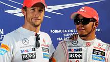 Piloti McLarenu Lewis Hamilton (vpravo) a Jenson Button ovládli kvalifikaci na Velkou cenu Itálie.