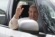 Papež František mává ze svého auta poté, co opustil nemocnici Gemelli v Římě 1. dubna 2023