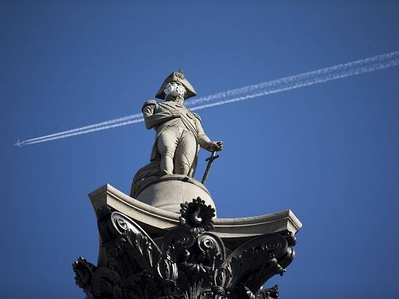 Londýnské sochy dostaly během akce Greenpeace plynové masky.