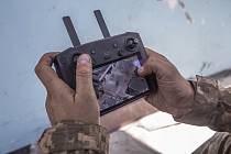 Dálkové řízení dronu během bojů na Severodoněcku 8. června 2022.
