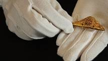 Skotské národní muzeum nově vystavuje velmi vzácný nález - zlatou hlavici meče z období raného středověku. Mohla patřit i královské rodině.