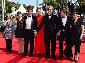 Německý režisér Wim Wenders (v čele) se svou manželkou Donatou (po jeho pravici) pózují na nedávném filmovém festivalu v Cannes. 