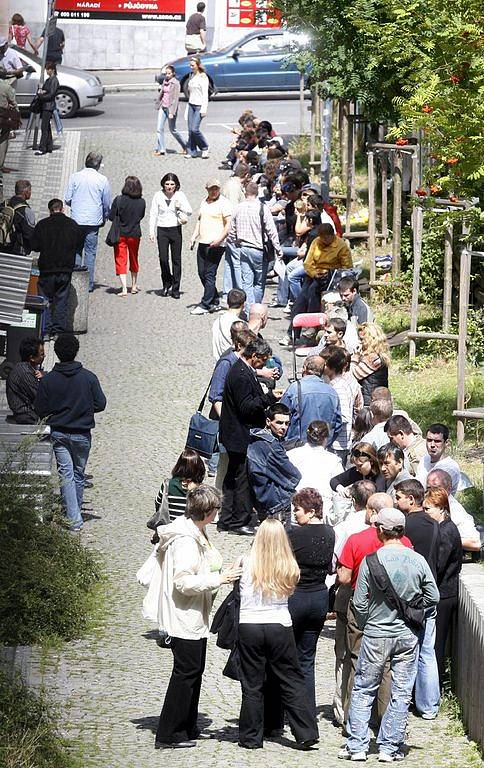 Cizinci před oddělením cizinecké policie v Praze na Žižkově