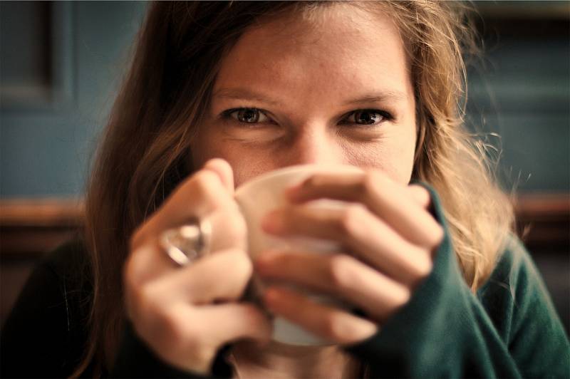 Pro vaše dítě bude pravděpodobně zdravější, když si vypije slabý šálek kávy, než když bude pít sladkou limonádu.