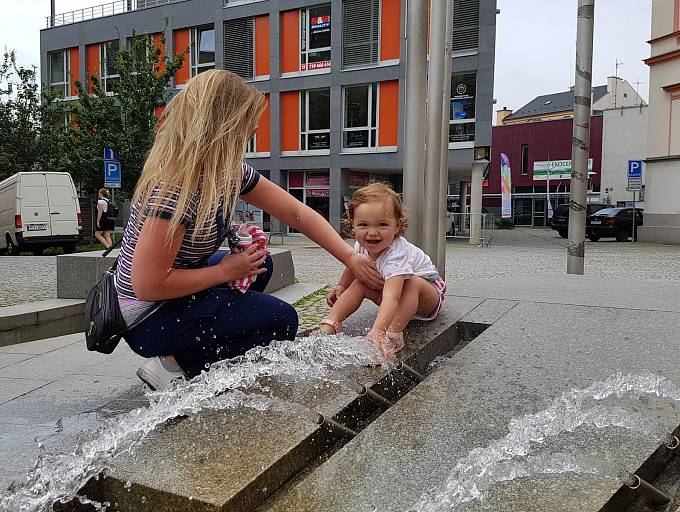 Na náměstí Dr. Farského v Jablonci před Eurocentrem se u nové městské fontány v létě ochlazují zejména děti.