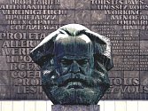 IKONA. Alej a náměstí Karla Marxe už v Saské Kamenici nenajdete, filosofova busta je ale vděčným lákadlem turistů.