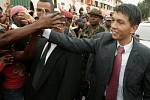 Vůdce opozice na Madagaskaru Andry Rajoelina zdraví své příznivce.