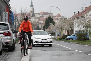 Test předjíždění cyklistů v Mikulově na Břeclavsku.