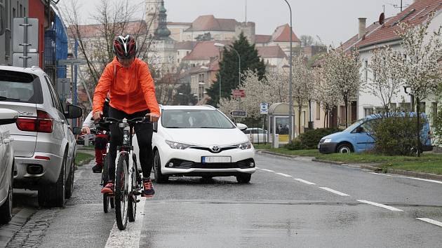 Test předjíždění cyklistů v Mikulově na Břeclavsku.