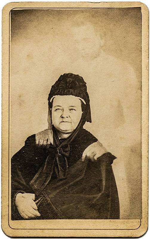  Jeden z nejslavnějších "spiritických" snímků amerického fotografa 2. poloviny 19. století Williama Mumlera. Fotografie údajně zachycuje Mary Todd Lincolnovou ve společnosti ducha jejího manžela, Abrahama Lincolna