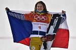 Eva Samková se raduje z bronzové medaile ve snowboardcrossu.