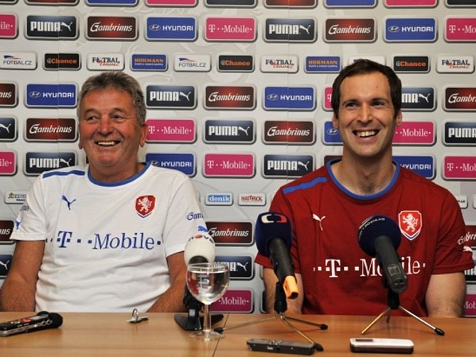 Hlavní trenér týmu české fotbalové reprezentace Josef Pešice (vlevo) a brankář Petr Čech vystoupili 14. listopadu na tiskové konferenci v Olomouci.
