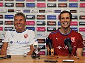 Hlavní trenér týmu české fotbalové reprezentace Josef Pešice (vlevo) a brankář Petr Čech vystoupili 14. listopadu na tiskové konferenci v Olomouci.