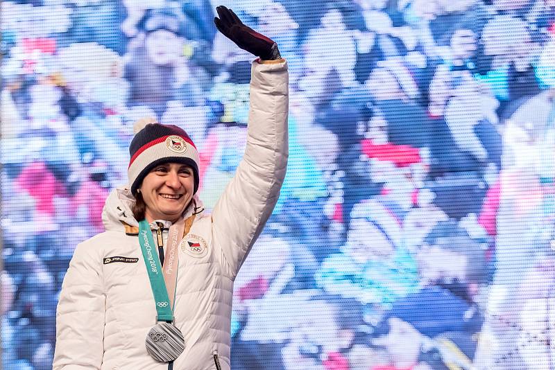 Fanoušci na pražském Staroměstském náměstí přivítali olympijskou medailistku Martinu Sáblíkovou.