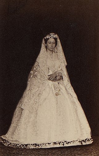 Princezna Alice ve svatebních šatech. Vdávala se pár měsíců po smrti svého otce, v období, kdy v Británii ještě vládl smutek. Bílé šaty směla mít na žádost královny Viktorie pouze při obřadu, jinak musela být v den svatby ve smutečním.