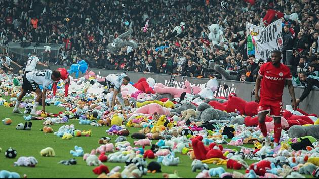 Fanoušci Besiktase Istanbul házeli na hřiště plyšáky pro děti postižené zemětřesením v Turecku