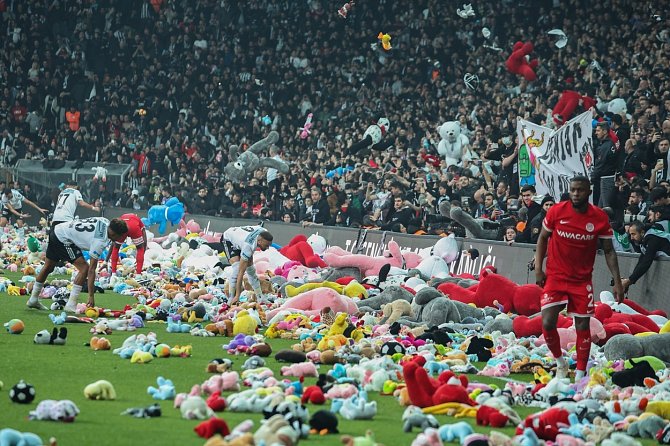 Fanoušci Besiktase Istanbul házeli na hřiště plyšáky pro děti postižené zemětřesením v Turecku