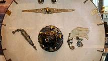 Část výzbroje anglosaských válečníků, nalezené na pohřebišti v Sutton Hoo.