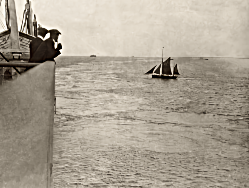 Pohled z paluby Titaniku v Porstmouthu. Opět jde o snímek Francise Brownea