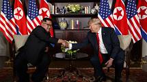 Donald Trump a Kim Čong-un na historickém summitu v Singapuru.