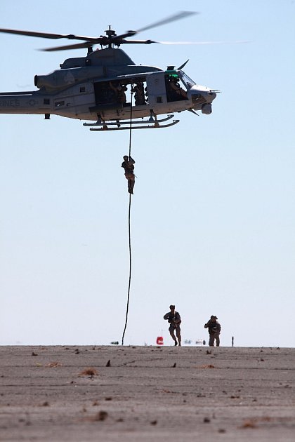 Vrtulník UH-1Y s přípravou pro přepravu v podvěsu