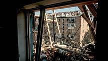 Pohled z budovy v Kyjevě zničené ostřelováním