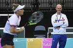 Trenér Petr Pála sleduje tenistku Markétu Vondroušovou na tréninku před finále Poháru Billie Jean Kingové v Praze.