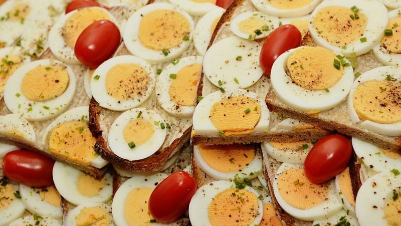 Pravidelné pojídání jednoho nebo dvou slepičích vajec denně má blahodárné účinky pro naše zdraví