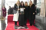 Odhalení hvězdy pro Courteney Coxovou na Hollywoodském chodníku slávy v los Angeles, 27. února 2023. Zleva Laura Dernová, Coxová, Jennifer Anistonová a Lisa Kudrowová