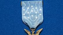 Medaile cti, kterou americký Kongres posmrtně udělil Franku Lukeovi, leteckému esu první světové války.