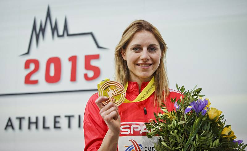 Vícebojařka Eliška Klučinová s bronzovou medailí z halového mistrovství Evropy v Praze.