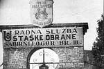 Brána koncentračního tábora Jasenovac, který vznikl za druhé světové války na území tzv. Nezávislého chorvatského státu