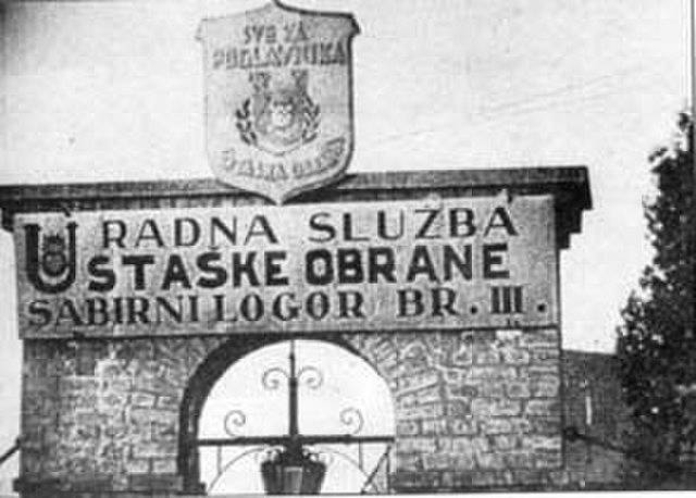 Brána koncentračního tábora Jasenovac, který vznikl za druhé světové války na území tzv. Nezávislého chorvatského státu