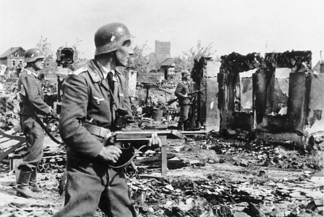 Němečtí vojáci v troskách Stalingradu