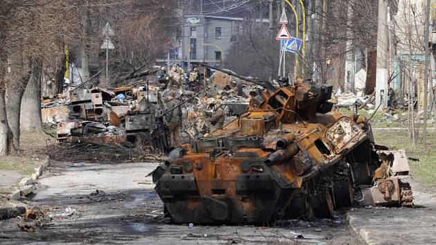 Zničená ruská vojenská technika v ukrajinské obci Buča, 4. dubna 2022