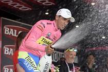 Alberto Contador a jeho radost na stupních vítězů