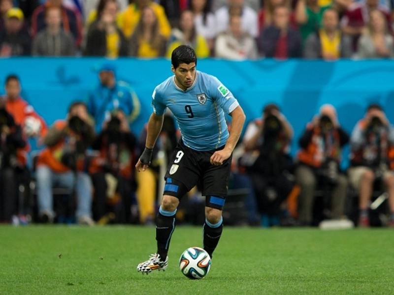 Dočkal se. Čarostřelec Uruguaye Luis Suárez po zranění nastoupil na mistrovství světa proti Anglii.