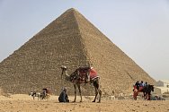 Egypt, pyramida v Gíze, turisté  - ilustrační foto