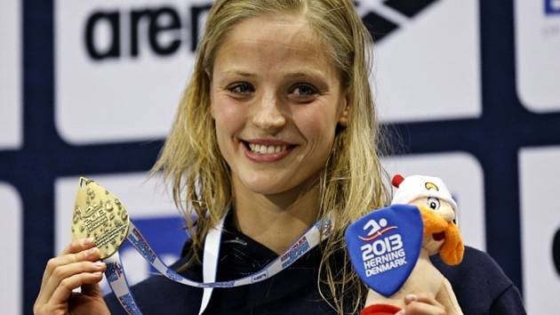 Mistryně Evropy Simona Baumrtová s vytouženou zlatou medailí ze závodu na 50 metrů znak.