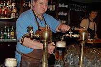 Malé pivo, uvařené v Rusku v licenci, v restauraci stojí přibližně stejně jako půllitrová láhev lacinější vodky v obchodě.