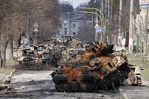Zničená ruská vojenská technika v ukrajinské obci Buča, 4. dubna 2022.