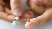 K orientačnímu vyšetření na cukrovku postačí odběr krve z prstu a jeho změření pomocí tzv. glukometru