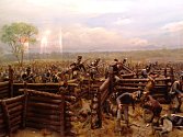 Bitva v ohybu podkovy, březen 1814. Vojáci generála Andrewa Jacksona útočí na opevnění Rudých holí, což byli vzbouření indiáni kmene Kríků