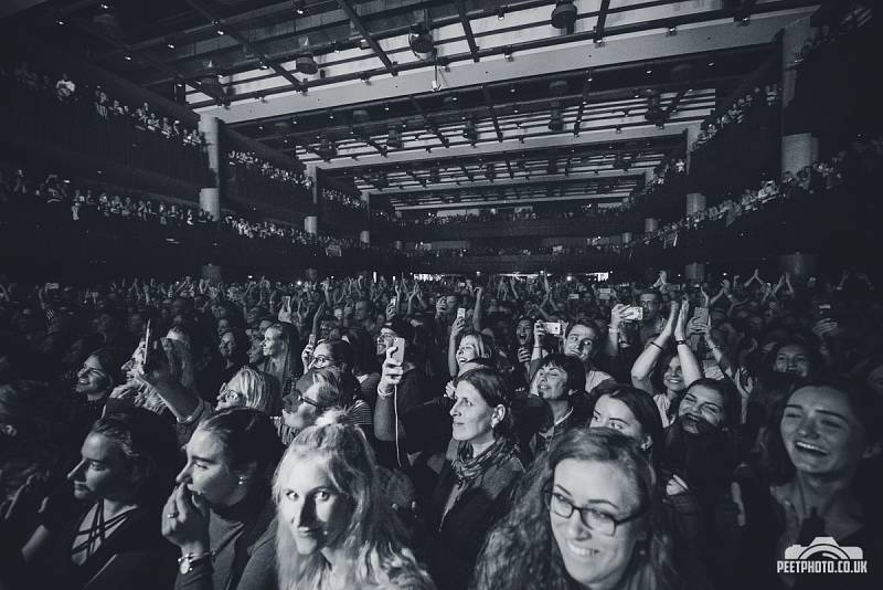 GEORGE EZRA ve vyprodaném Foru Karlín. Do Prahy se vrátí v květnu.